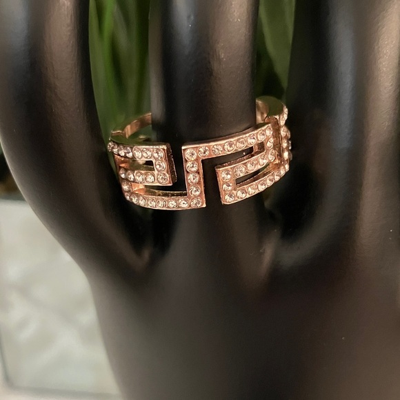 Elegant Greek Keys Gold and diamond accents Women's Ring sz M/L fits 8-9 - Picture 4 of 5